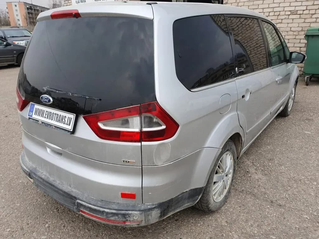 Kuva puretusta autosta 4