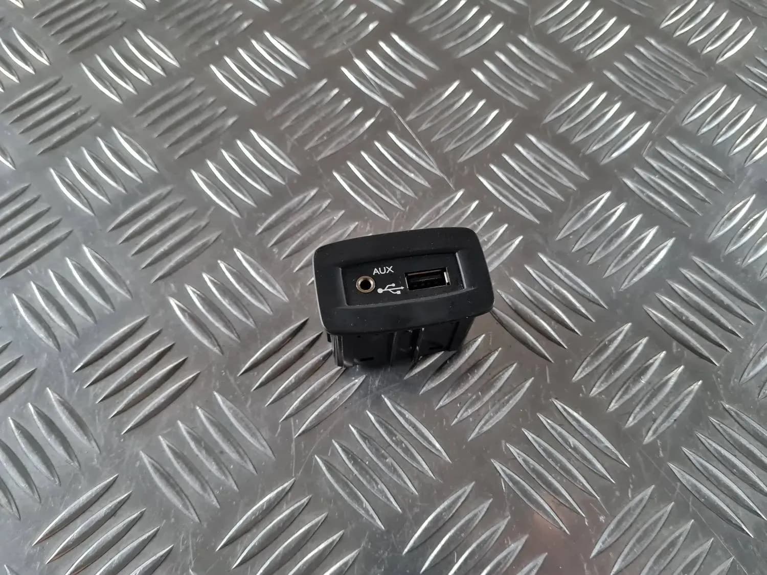 USB/AUX-sovittimet RENAULT SCENIC III 2011 - foto 1
