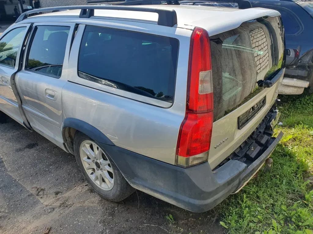 Kuva puretusta autosta 4