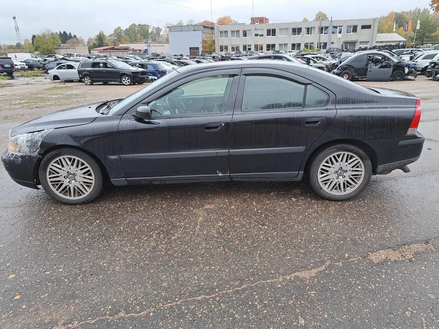 Kuva puretusta autosta 4