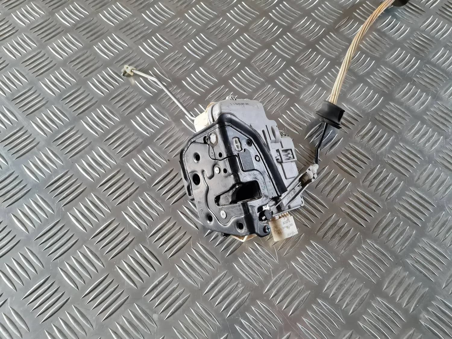 Vasemman etuoven lukko AUDI A6 2008 - foto 2