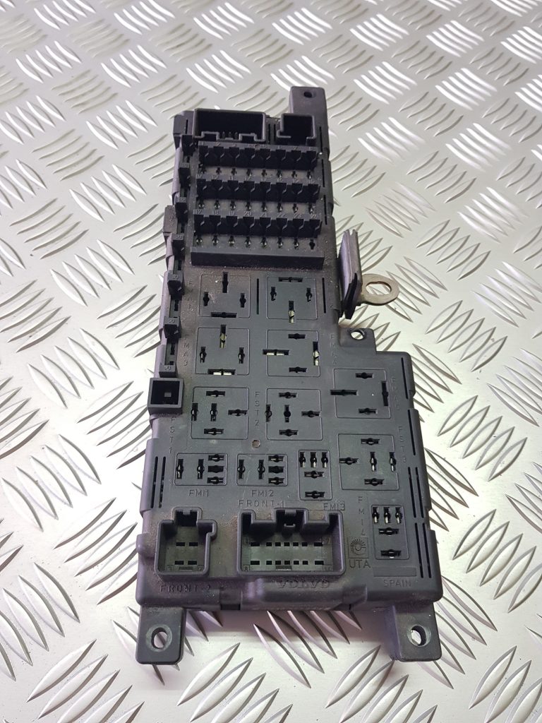 Drošinātāju relejas kaste priekš VOLVO V70 2002 SILVER 1 Drošinātāju relejas kaste priekš VOLVO V70 2002 SILVER