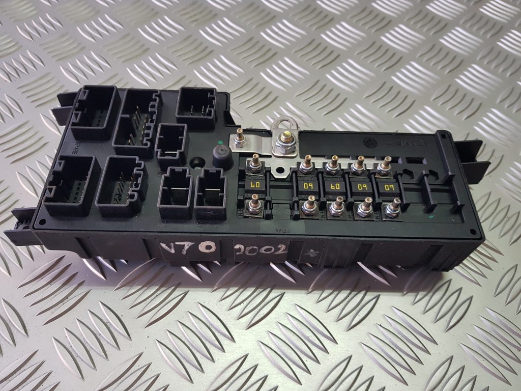 Drošinātāju relejas kaste priekš VOLVO V70 2002 SILVER 2 Drošinātāju relejas kaste priekš VOLVO V70 2002 SILVER