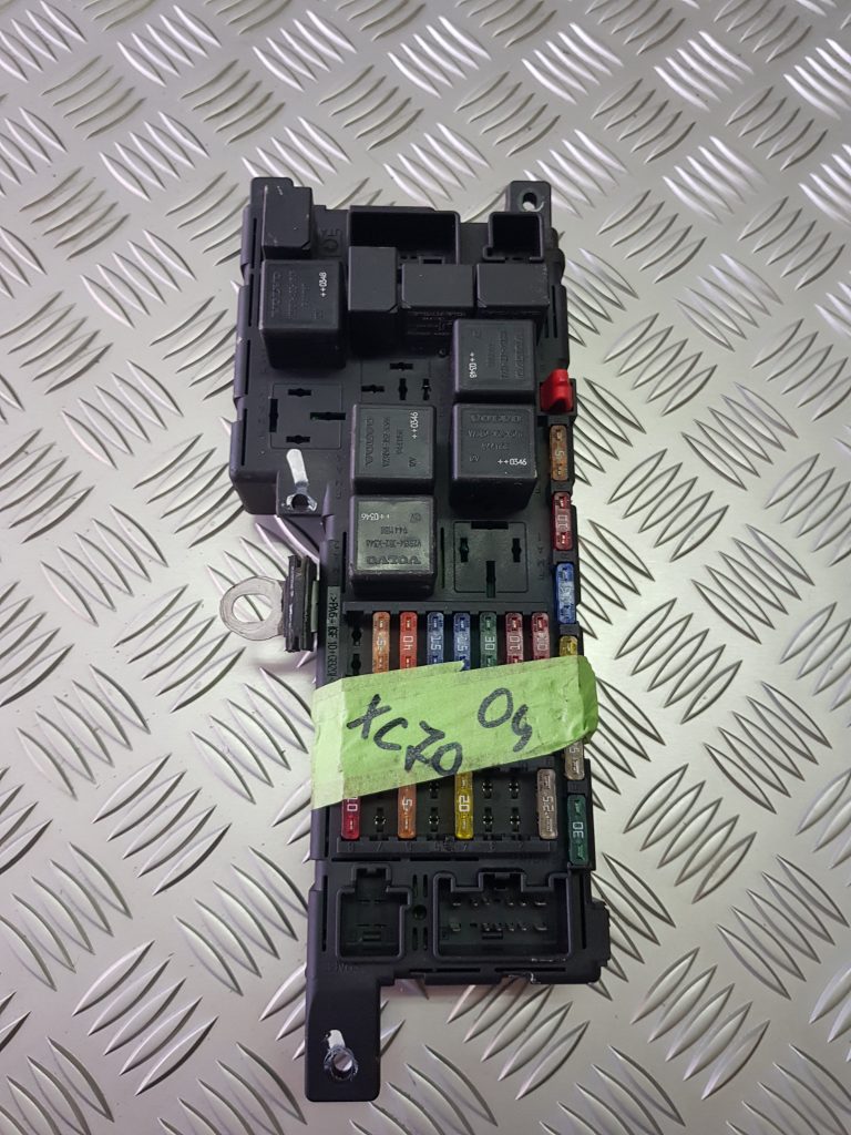 Drošinātāju relejas kaste priekš VOLVO XC70 2004 1 Drošinātāju relejas kaste priekš VOLVO XC70 2004