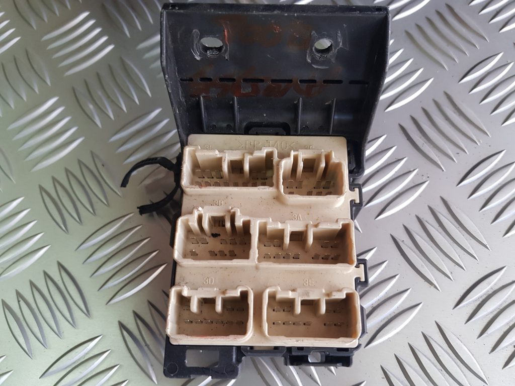 Drošinātāju relejas kaste priekš TOYOTA AVENSIS 2008