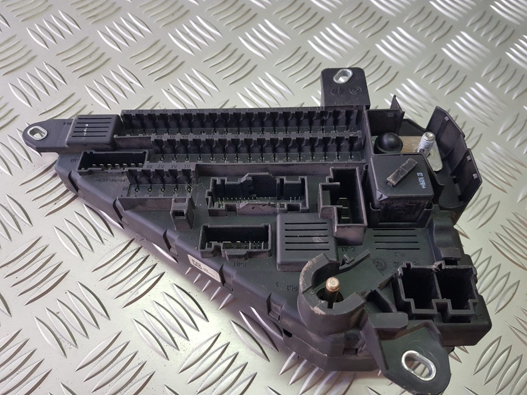 Drošinātāju relejas kaste priekš BMW 530D E61 2006 TOURING TITANSILVER