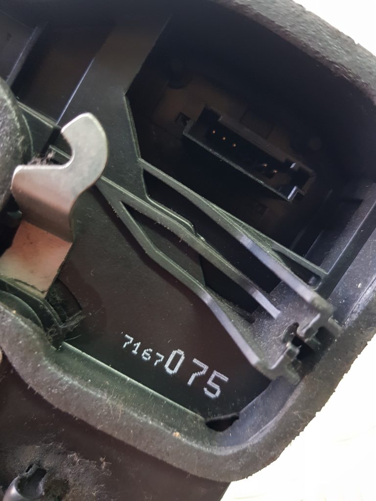 Aizmugurējo kreiso durvju slēdzene priekš BMW 520D E60 2006 ENG. 3 Aizmugurējo kreiso durvju slēdzene priekš BMW 520D E60 2006 ENG.