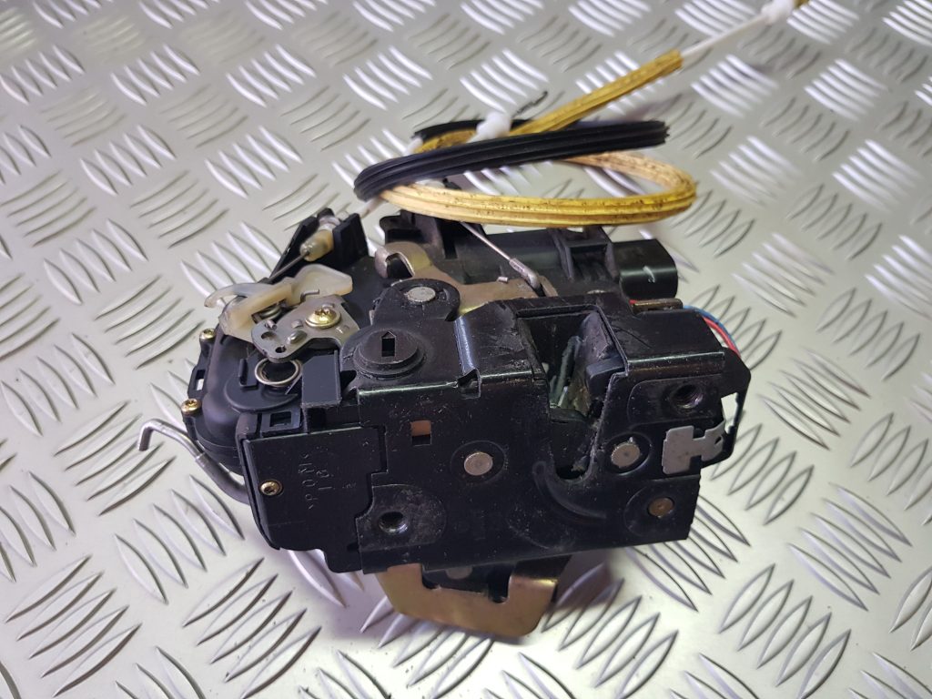 Aizmugurējo labo durvju slēdzene priekš AUDI A6 1998 2 Aizmugurējo labo durvju slēdzene priekš AUDI A6 1998