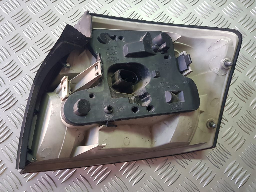 Aizmugurējais kreisais lukturis priekš AUDI A4 2004 2 Aizmugurējais kreisais lukturis priekš AUDI A4 2004