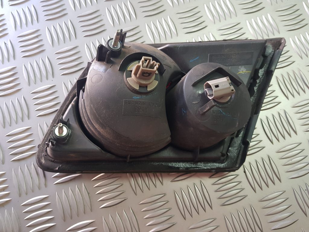 Bagāžnieka vāka kreisais lukturis priekš MAZDA 6 2006 2 Bagāžnieka vāka kreisais lukturis priekš MAZDA 6 2006