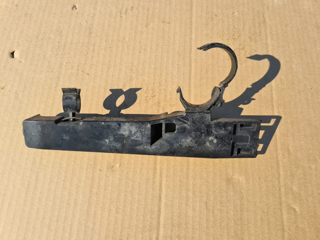 Dzesēšanas šķidruma tvertnes kronšteins priekš BMW 525D E61 2007 TOURING BLACK 1 Dzesēšanas šķidruma tvertnes kronšteins priekš BMW 525D E61 2007 TOURING BLACK