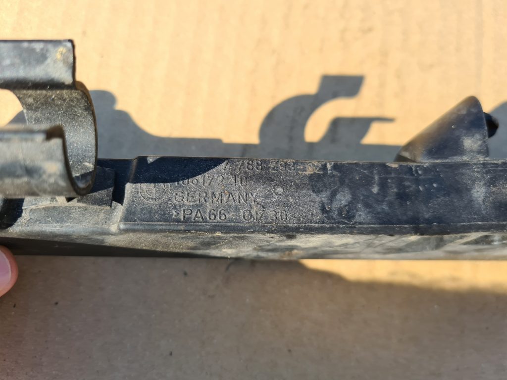 Dzesēšanas šķidruma tvertnes kronšteins priekš BMW 525D E61 2007 TOURING BLACK 2 Dzesēšanas šķidruma tvertnes kronšteins priekš BMW 525D E61 2007 TOURING BLACK