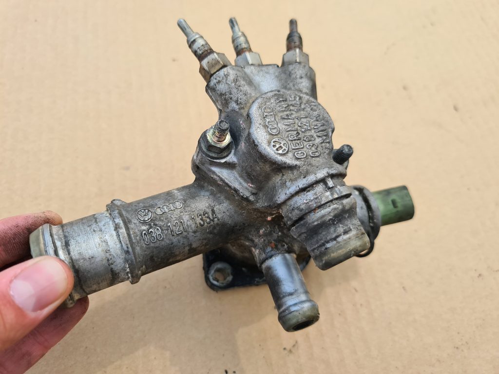 Termostata korpuss priekš VW PASSAT 2000 BLUE 2 Termostata korpuss priekš VW PASSAT 2000 BLUE