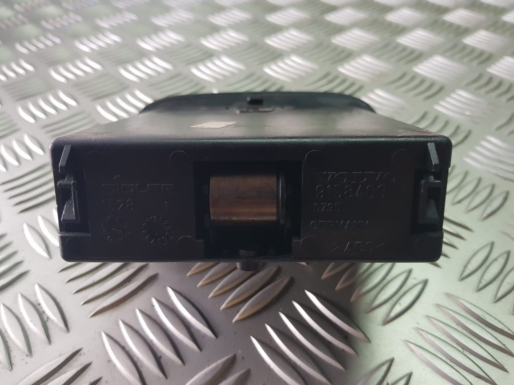 Pelnu trauks priekš VOLVO V70 1997 2 Pelnu trauks priekš VOLVO V70 1997