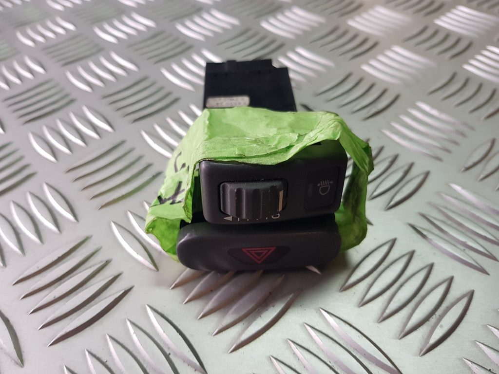 Mērinstrumentu paneļa pārslēgšanas pogas priekš VOLVO V70 1997 1 Mērinstrumentu paneļa pārslēgšanas pogas priekš VOLVO V70 1997