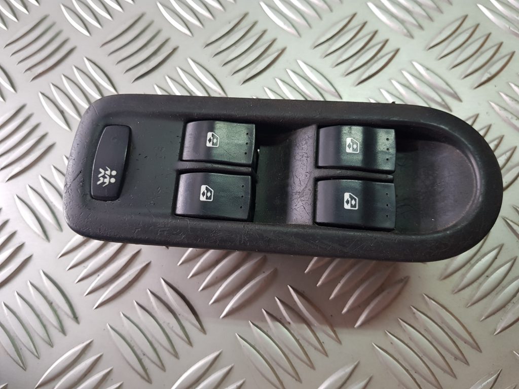 Šofera durvju slēdža pogas priekš RENAULT MEGANE 2004 1 Šofera durvju slēdža pogas priekš RENAULT MEGANE 2004