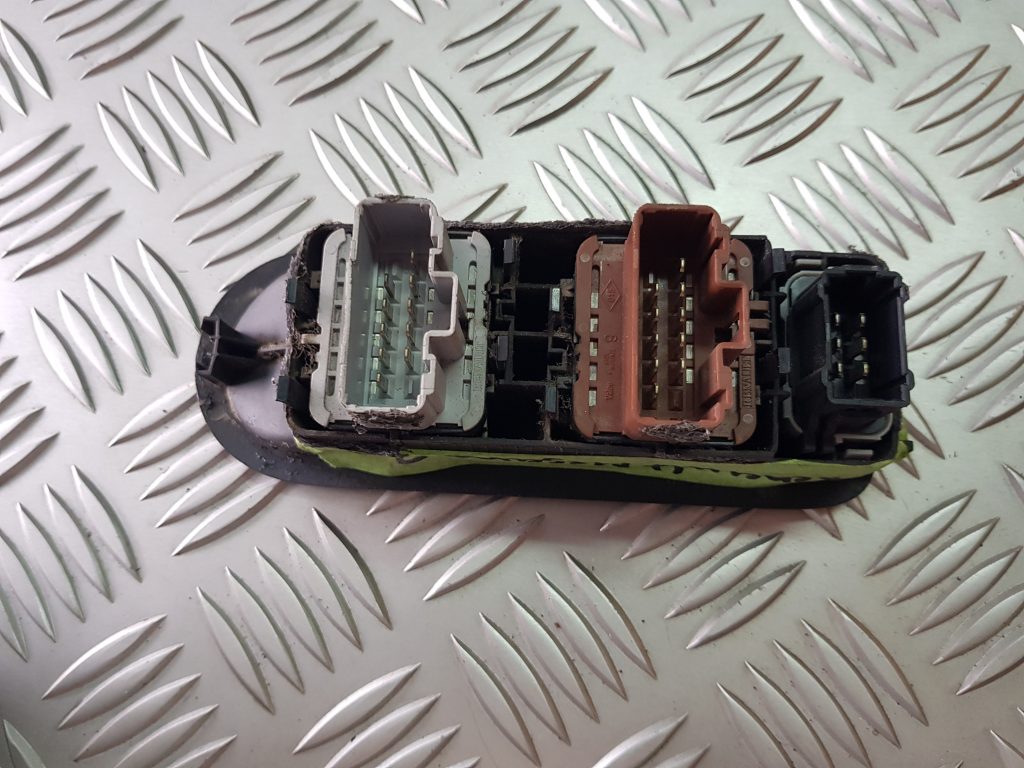 Šofera durvju slēdža pogas priekš RENAULT MEGANE 2004 2 Šofera durvju slēdža pogas priekš RENAULT MEGANE 2004