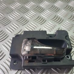 Salona durvju rokturis, aizmugures kreisais priekš VOLVO V70 2002 SILVER