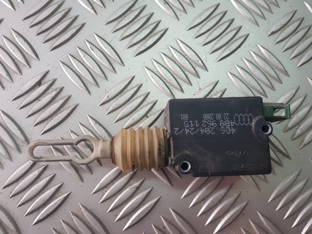 Bagažnieka vāka slēdzenes motors priekš AUDI A4 AVANT 2004 1 Bagažnieka vāka slēdzenes motors priekš AUDI A4 AVANT 2004