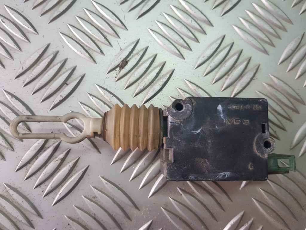 Bagažnieka vāka slēdzenes motors priekš AUDI A4 AVANT 2004 2 Bagažnieka vāka slēdzenes motors priekš AUDI A4 AVANT 2004