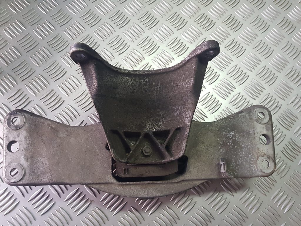 Ātrumkārbas kronšteins priekš BMW 525D E61 2007 TOURING BLACK 1 Ātrumkārbas kronšteins priekš BMW 525D E61 2007 TOURING BLACK