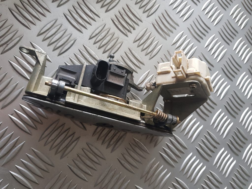 Bagažnieka vāka rokturis priekš VW POLO 2005 2 Bagažnieka vāka rokturis priekš VW POLO 2005