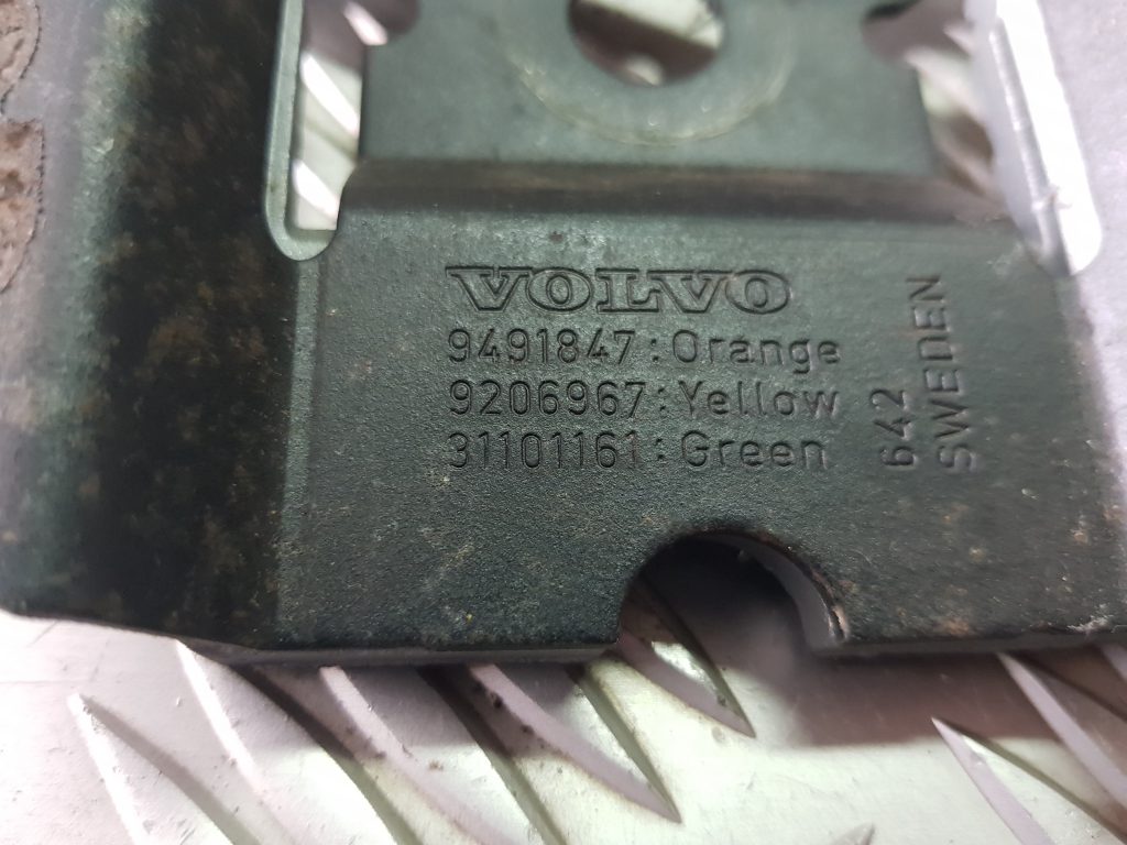 Stūres iekšējais stiprinājums priekš VOLVO XC70 2004 2 Stūres iekšējais stiprinājums priekš VOLVO XC70 2004