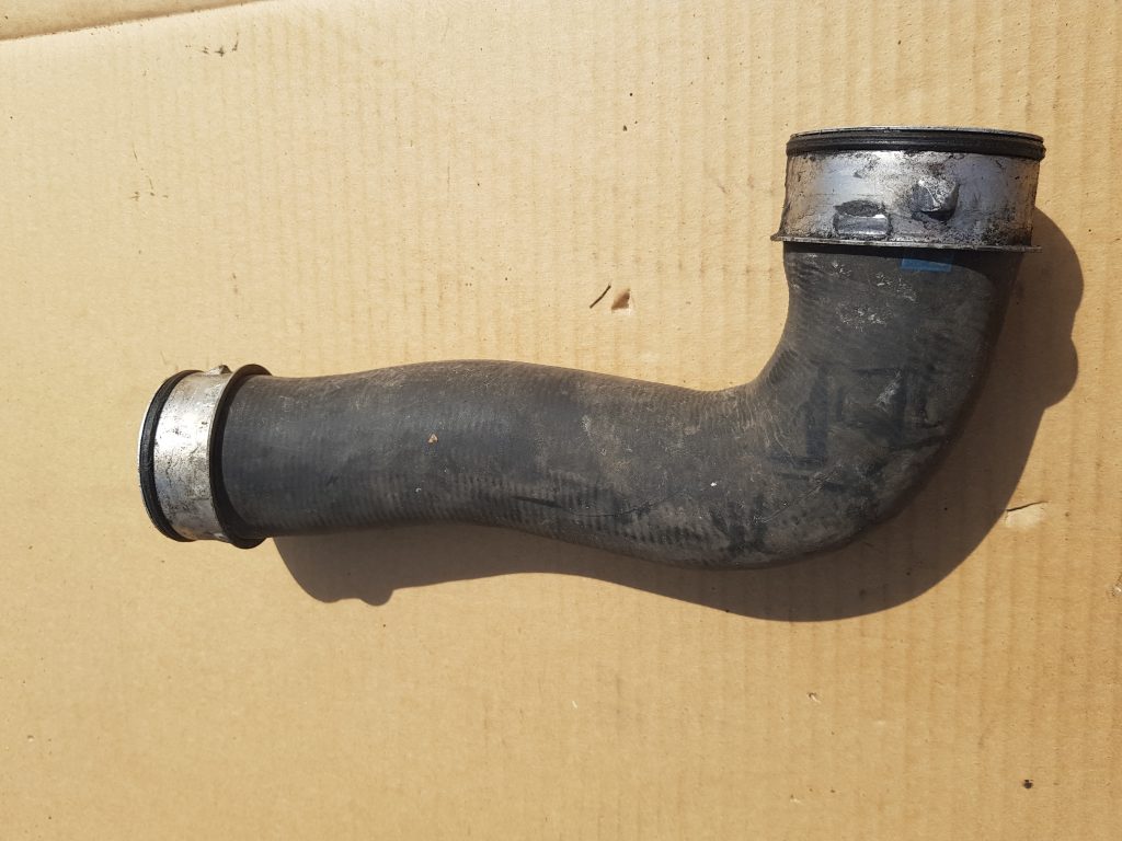 Interkulera caurule priekš VW GOLF 5 2006 1 Interkulera caurule priekš VW GOLF 5 2006