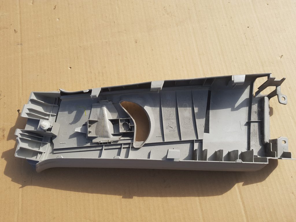 Vidējas salona statnes apdare priekš TOYOTA VERSO 2012