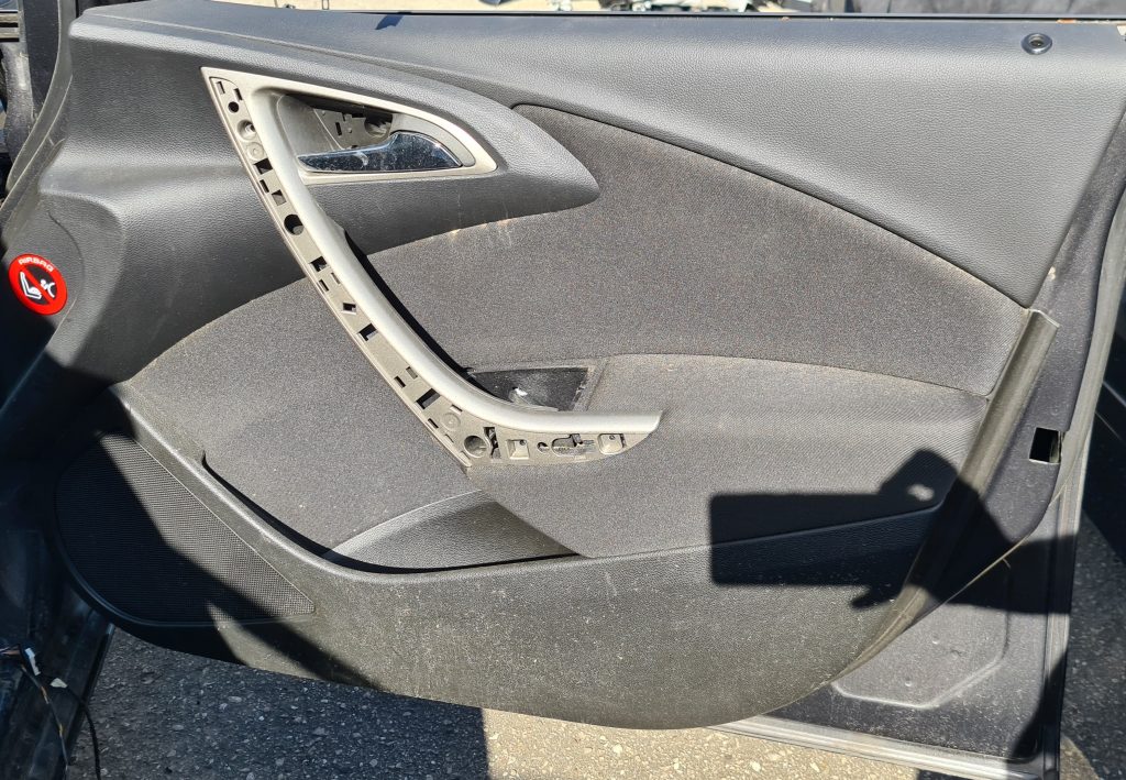 Priekšējo labo durvju apdare priekš OPEL ASTRA J 2011