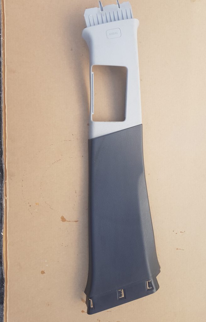 Vidējas salona statnes apdare priekš OPEL INSIGNIA SPORTS TOURER 2010 1 Vidējas salona statnes apdare priekš OPEL INSIGNIA SPORTS TOURER 2010