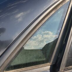 Aizmugurējais labais sānu stikls priekš AUDI A4 2004