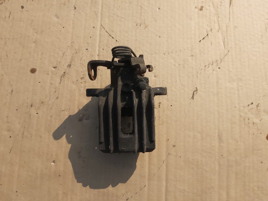 Aizmugurējais kreisais suports priekš AUDI A4 2004 1 Aizmugurējais kreisais suports priekš AUDI A4 2004