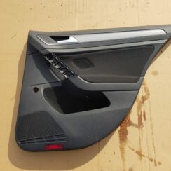 Aizmugurējo labo durvju apdare priekš VW GOLF 2014