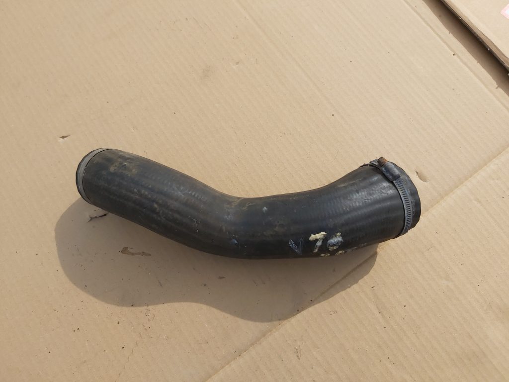 Interkulera caurule priekš VOLVO V70 2002 SILVER 1 Interkulera caurule priekš VOLVO V70 2002 SILVER