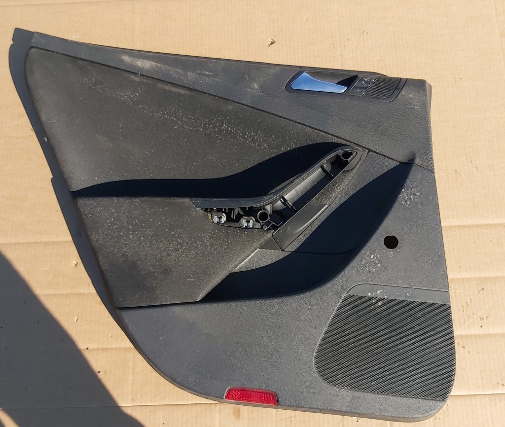 Aizmugurējo kreiso durvju apdare priekš VW PASSAT 2007 UNIVERSAL SILVER