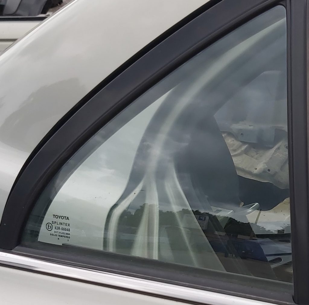 Labo durvju stūra stikls priekš TOYOTA AVENSIS 2004 1 Labo durvju stūra stikls priekš TOYOTA AVENSIS 2004