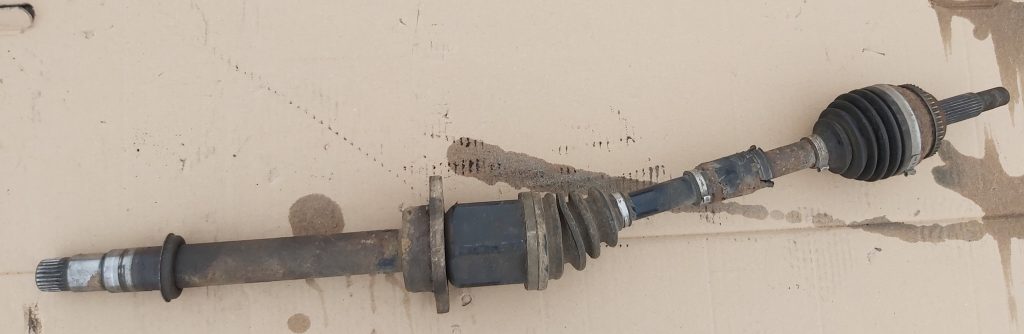 Pusass priekšēja labā priekš TOYOTA AVENSIS 2004 1 Pusass priekšēja labā priekš TOYOTA AVENSIS 2004