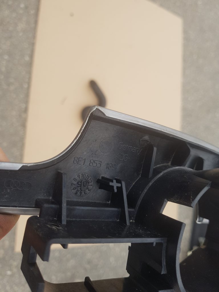 Mērinstrumentu paneļa dekoratīvā uzlika priekš AUDI A4 2005 2 Mērinstrumentu paneļa dekoratīvā uzlika priekš AUDI A4 2005