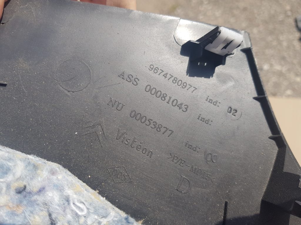 Centrālās konsoles (apdares) sānu panelis priekš CITROEN C4 2018 2 Centrālās konsoles (apdares) sānu panelis priekš CITROEN C4 2018