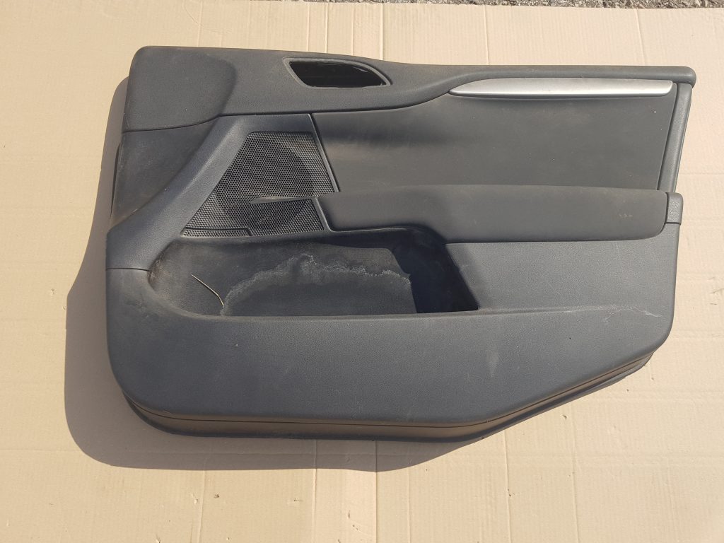 Priekšējo labo durvju apdare priekš CITROEN C4 2018 1 Priekšējo labo durvju apdare priekš CITROEN C4 2018