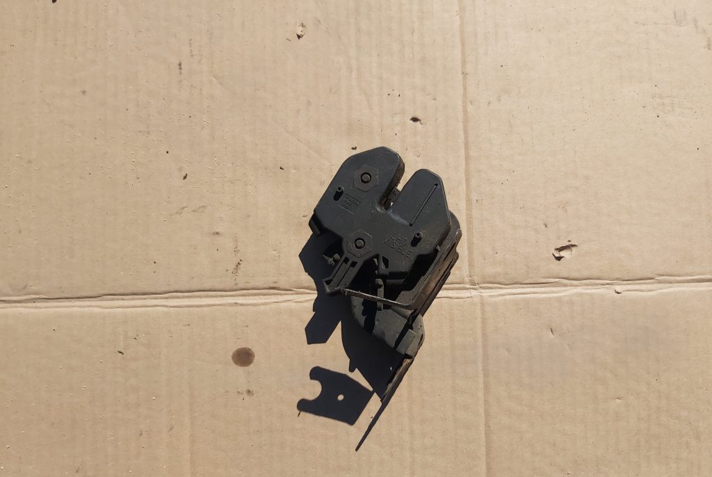 Pārsega slēdzene priekš VOLVO V70 1997 2 Pārsega slēdzene priekš VOLVO V70 1997