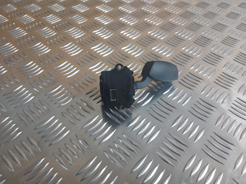 Pagrieziena rādītāju slēdzis priekš BMW 525 E60 2006 OLIVE 1 Pagrieziena rādītāju slēdzis priekš BMW 525 E60 2006 OLIVE