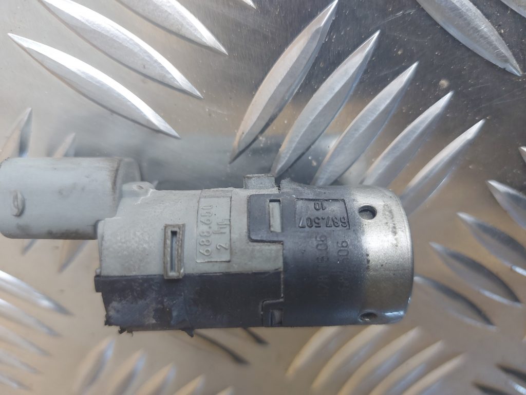 Parkošanās devējs priekš BMW 525 E60 2006 OLIVE 2 Parkošanās devējs priekš BMW 525 E60 2006 OLIVE