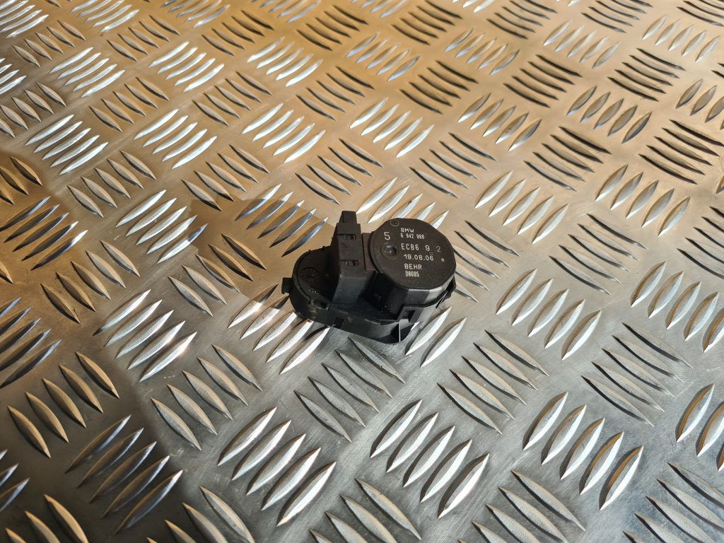 Apsildes sistēmas aktuators priekš BMW 525 E60 2006 OLIVE 1 Apsildes sistēmas aktuators priekš BMW 525 E60 2006 OLIVE