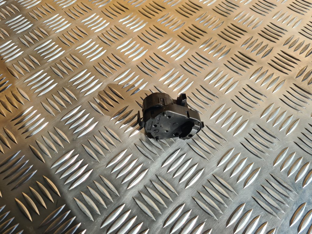 Apsildes sistēmas aktuators priekš BMW 525 E60 2006 OLIVE 2 Apsildes sistēmas aktuators priekš BMW 525 E60 2006 OLIVE