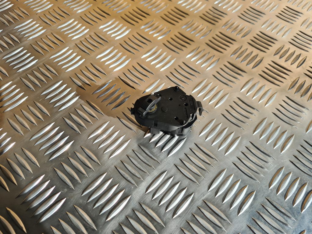 Apsildes sistēmas aktuators priekš BMW 525 E60 2006 OLIVE 2 Apsildes sistēmas aktuators priekš BMW 525 E60 2006 OLIVE