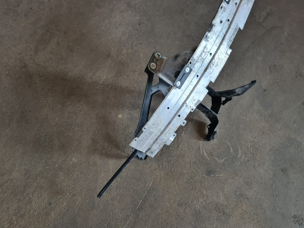 Aizmugurējā bufera pastiprinātājs priekš BMW 525 E60 2006 OLIVE 4 Aizmugurējā bufera pastiprinātājs priekš BMW 525 E60 2006 OLIVE