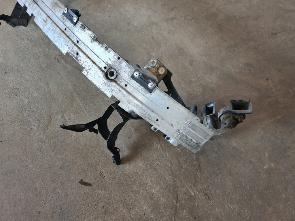 Aizmugurējā bufera pastiprinātājs priekš BMW 525 E60 2006 OLIVE 3 Aizmugurējā bufera pastiprinātājs priekš BMW 525 E60 2006 OLIVE