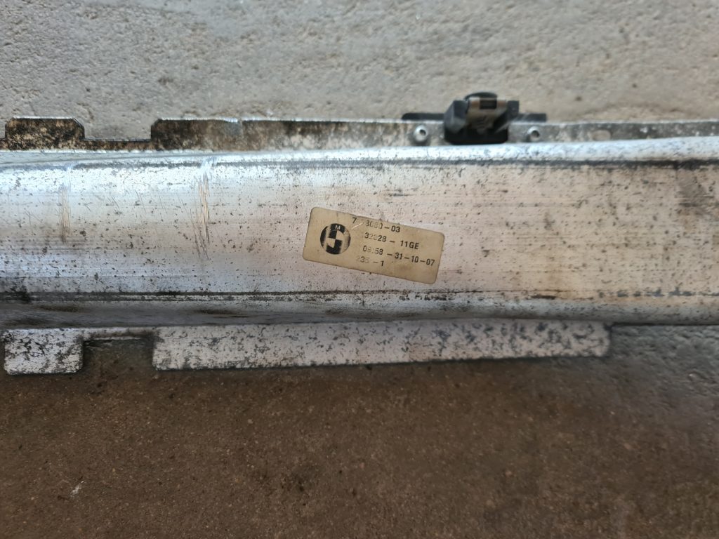 Aizmugurējā bufera pastiprinātājs priekš BMW 525 E60 2006 OLIVE 2 Aizmugurējā bufera pastiprinātājs priekš BMW 525 E60 2006 OLIVE